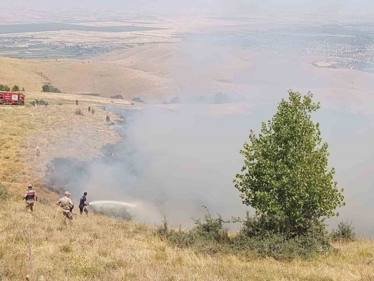 Muş’ta örtü yangını ekiplerin hızlı müdahalesiyle söndürüldü