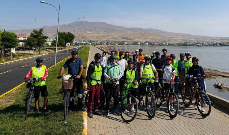 Bitlis’te 30 bisikletli 90 kilometre pedal çevirip Ahlat’ın tarihi mirasını ziyaret etti