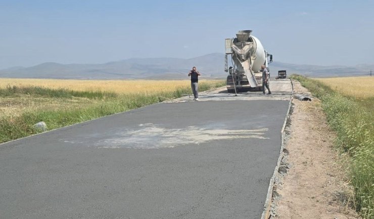 Kars’ta yol yatırımları hız kesmiyor: Asfalt, beton yol ve parke taşı çalışmaları sürüyor