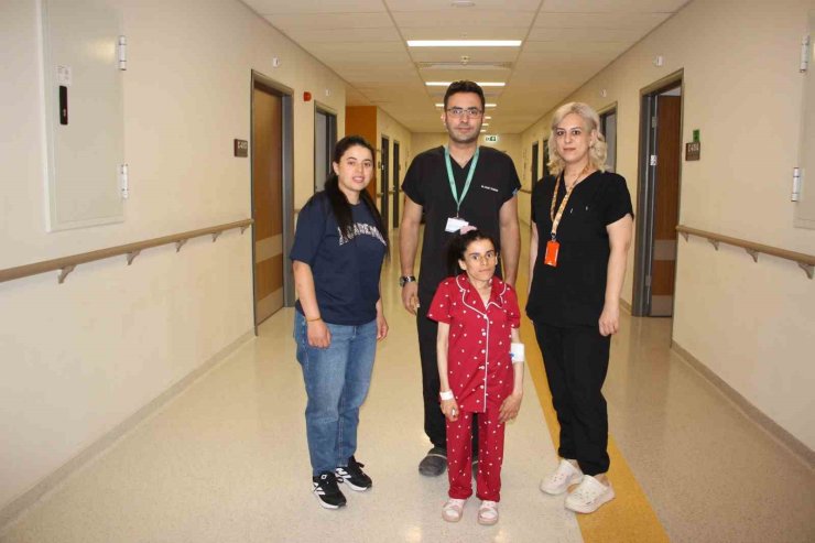 Omurga eğriliği olan hastanın Supin Ultra-Mini PNL yöntemiyle böbreğindeki taşlar alındı