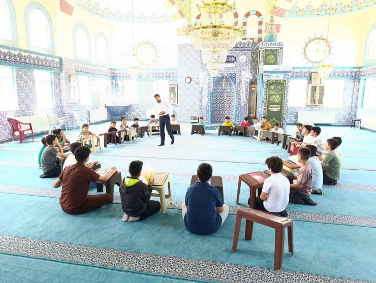 Edremit Şehitlik Camii Yaz Kur’an kursu öğrencilerine bağımlılıkla mücadele semineri