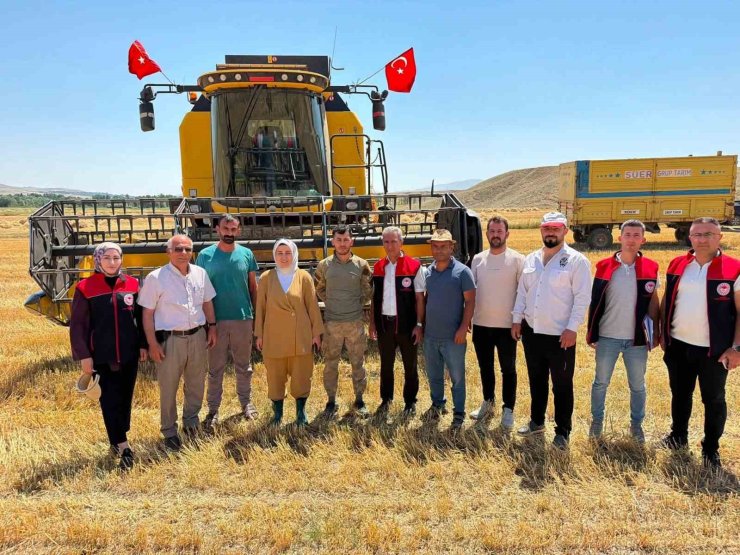 Çizmeli Kaymakam bu kez tarlada