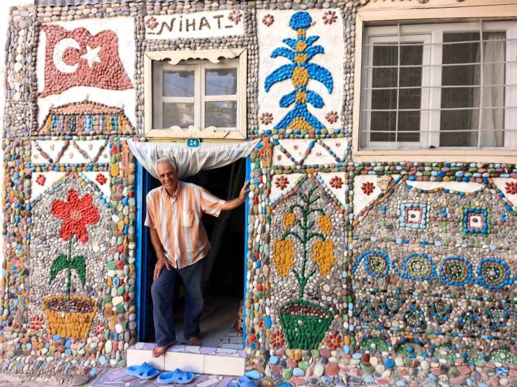 Topladığı binlerce taşı sanata dönüştürdü: Köyünü açık hava müzesine çevirdi
