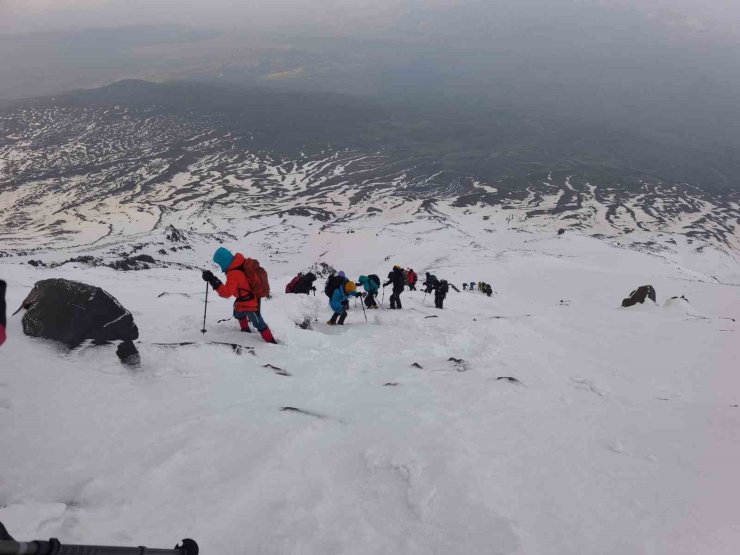 Çevre gönüllüleri Ağrı Dağı’nın zirvesinden doğa için seslendi