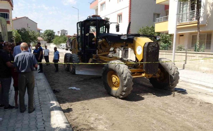 İş makinesinin altında kalan işçi hayatını kaybetti