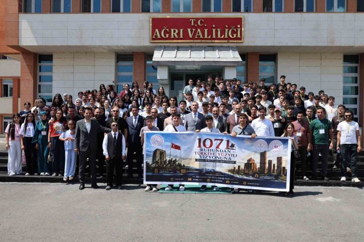 Ağrı’dan 200 öğrenci Çanakkale ve Ankara’ya tarih yolculuğuna uğurlandı