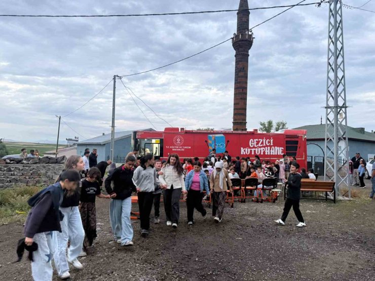 Kars’ta Gezici Kütüphane Demirkent Köyü’ndeki öğrencilere unutulmaz bir gün yaşattı
