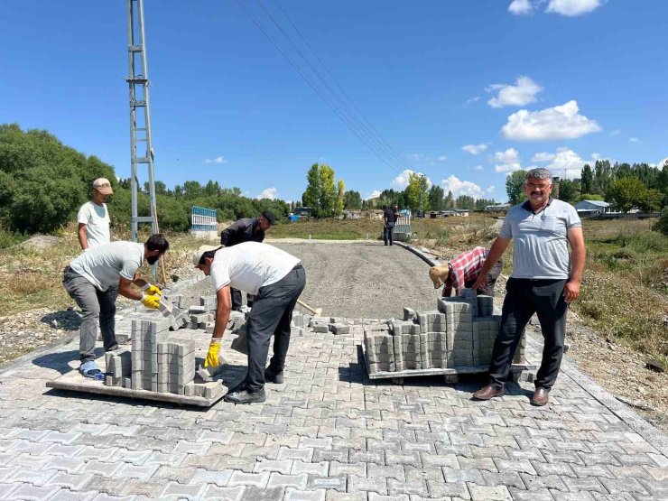Kars’ta Üçpınar Köyü’nde yollar parke taşlarıyla yenileniyor