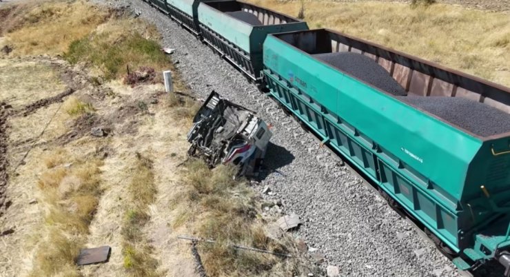 Yük treni hemzemin geçitte kamyona çarptı: 1 yaralı
