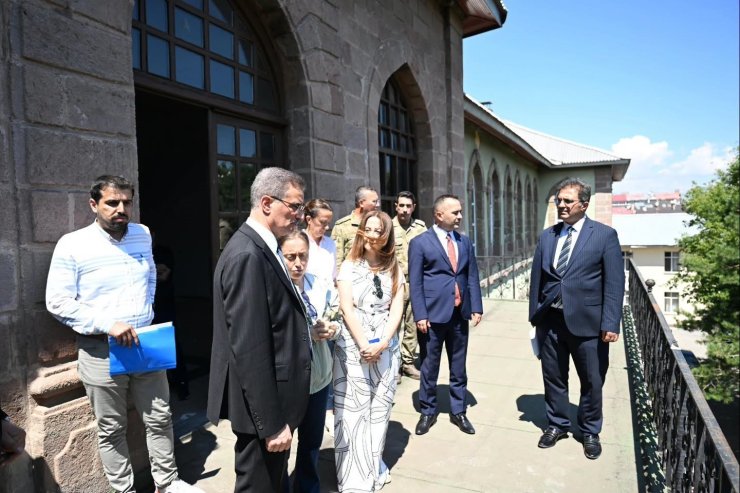 Erzurum Lisesine devredilen tarihi binada inceleme