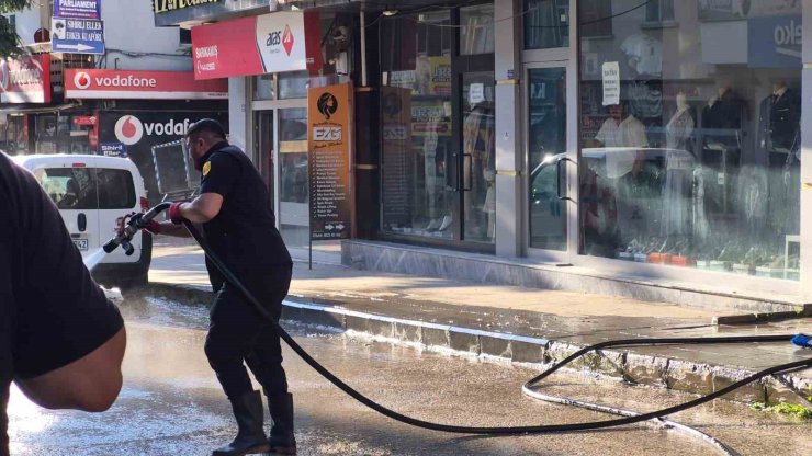 Sarıkamış’ta cadde ve kaldırımlar tazyikli suyla yıkanıyor