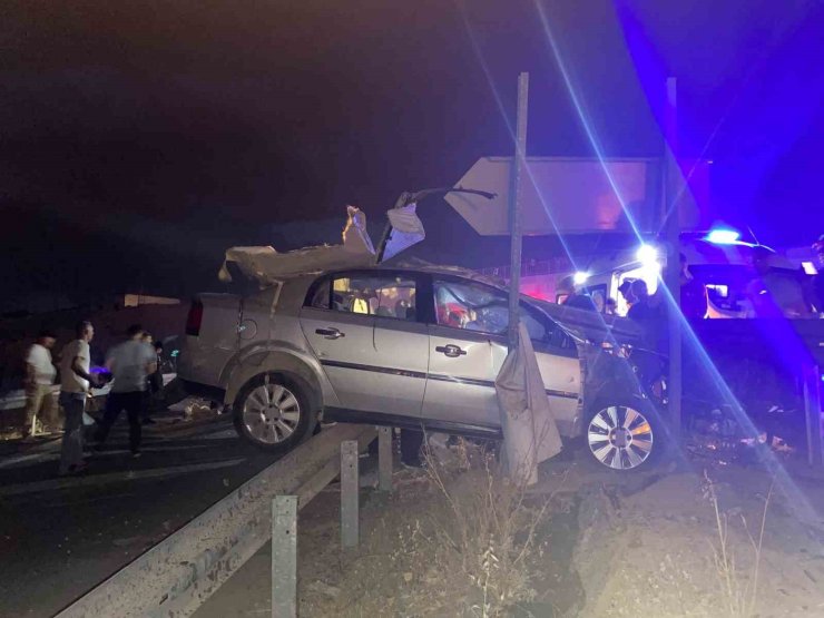 Malatya’da refüje çarpan otomobilin sürücüsü hayatını kaybetti