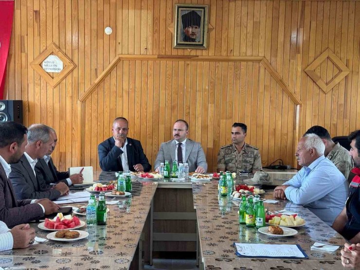 Arpaçay Kaymakamı Güvenç, köy ziyaretlerinde vatandaşların taleplerini dinledi
