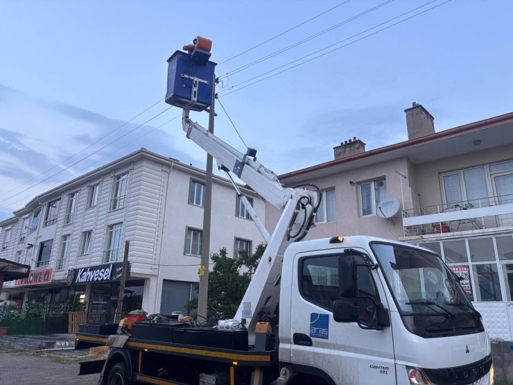 Erzincan’da elektrik direği kıvılcım saçtı: Mahalle sakinleri korku dolu anlar yaşadı