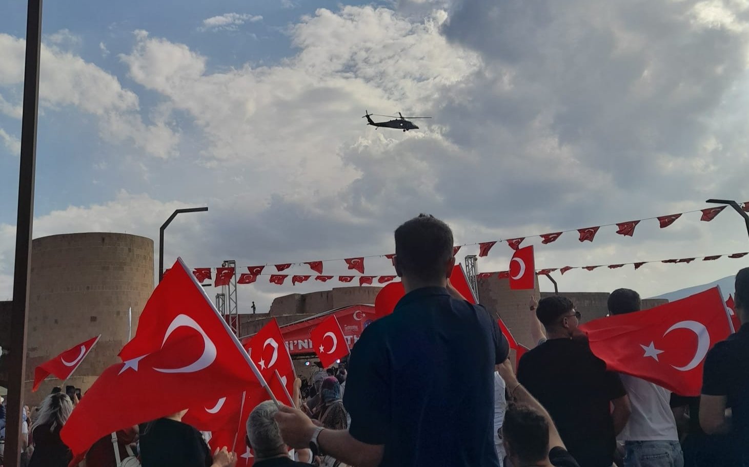 hp2tuehxaaafkfi.jpg