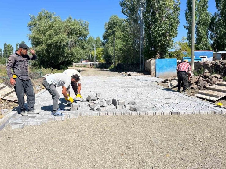 Akyaka’da köy yollarının kilit parke taş yapımı sürüyor