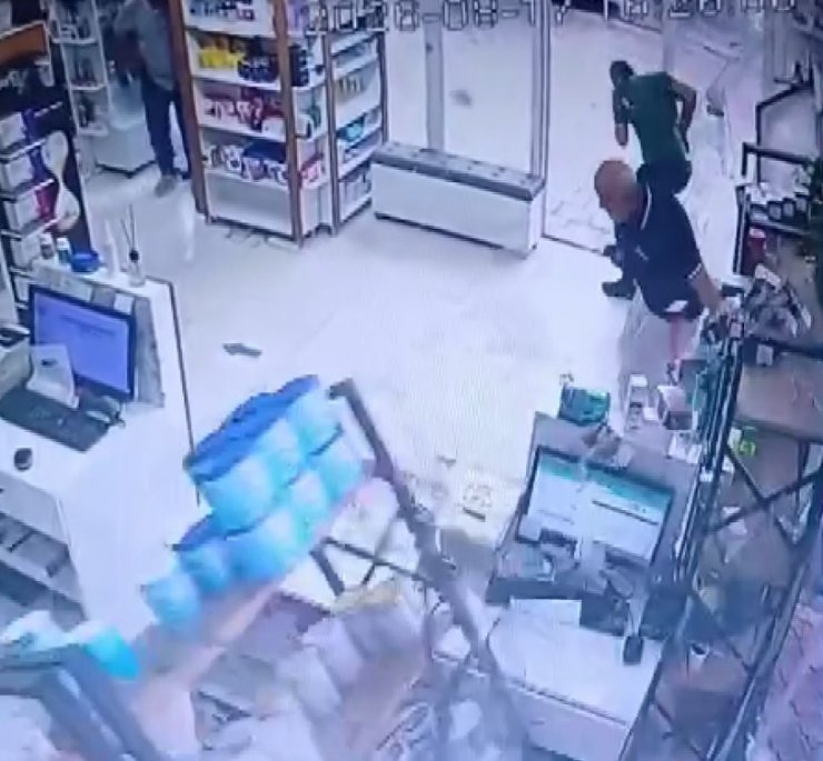 Fırtınada camları patlayan eczanedeki panik anları kameraya yansıdı
