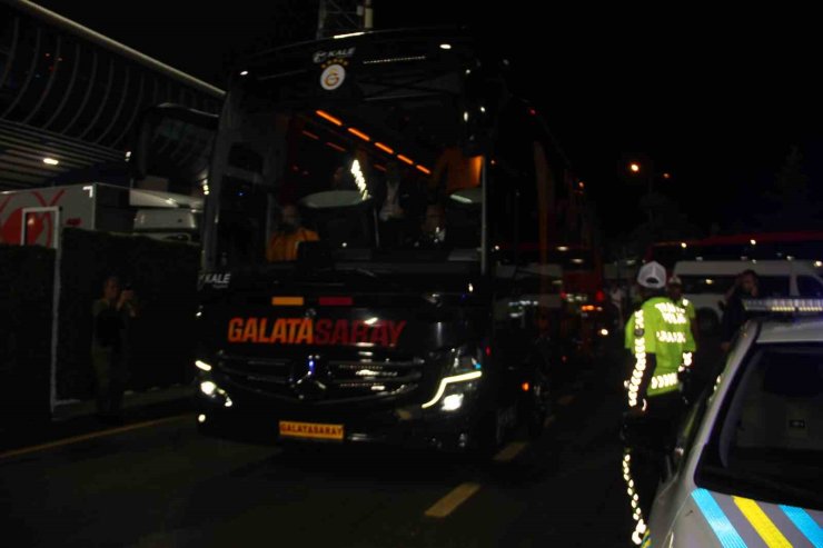 Erzurumspor FK-Galatasaray maçı öncesi takımlar stadyuma geldi