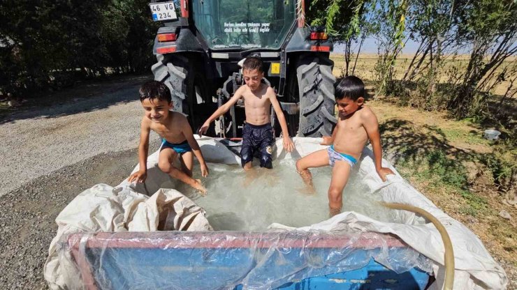 Traktörün arkasına bağlanan sepette serinleme keyfi