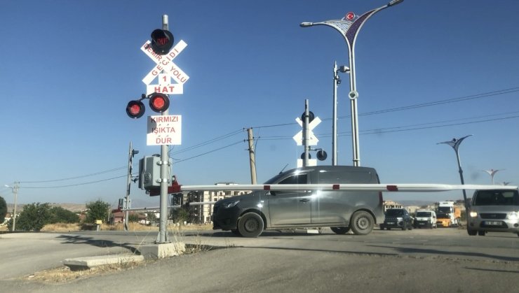 Elazığ’da tren yolunda kazaya davetiye çıkaran anlar