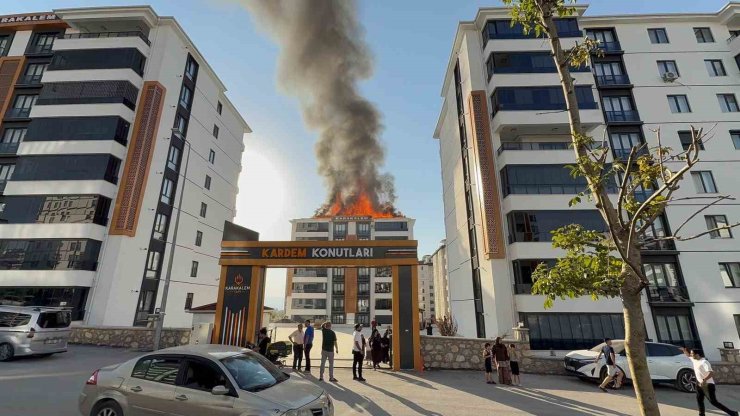 Elazığ’da korkutan çatı yangını