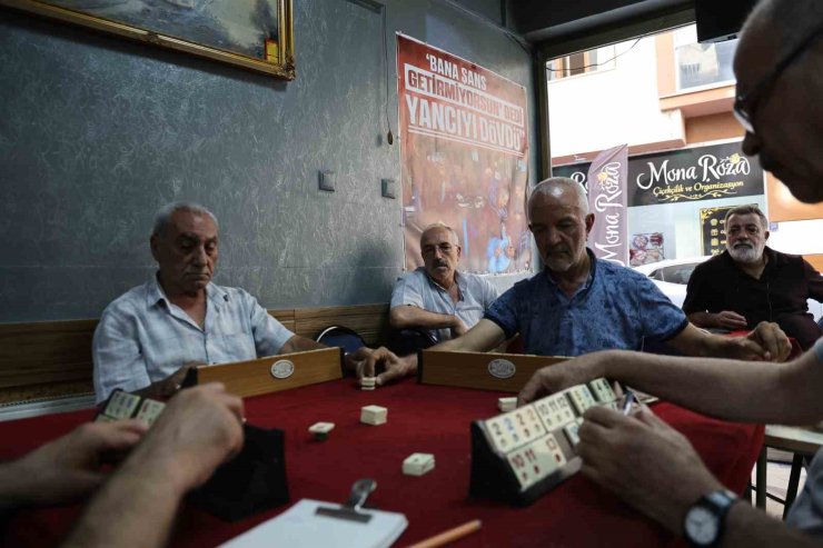 Bu kahvehanede masa yancıları ayrı masada oturuyor