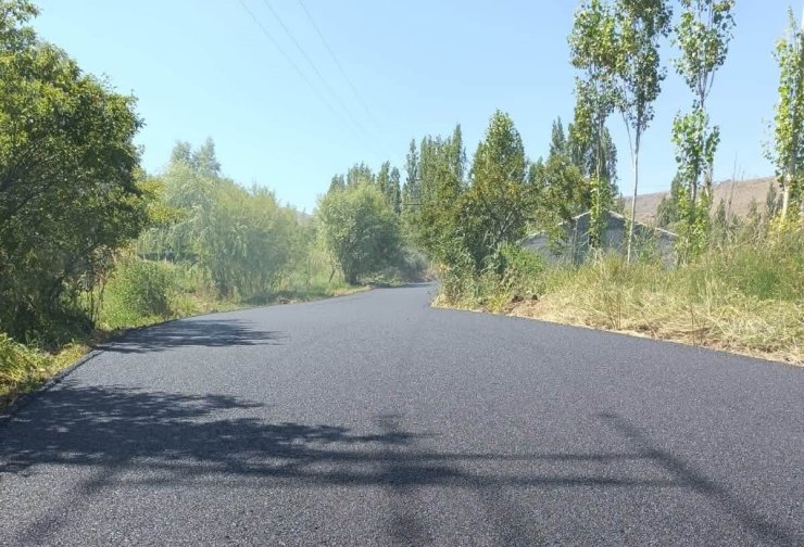 Kağızman’da köy yollarında asfalt seferberliği: 7 kilometrelik yol yenileniyor