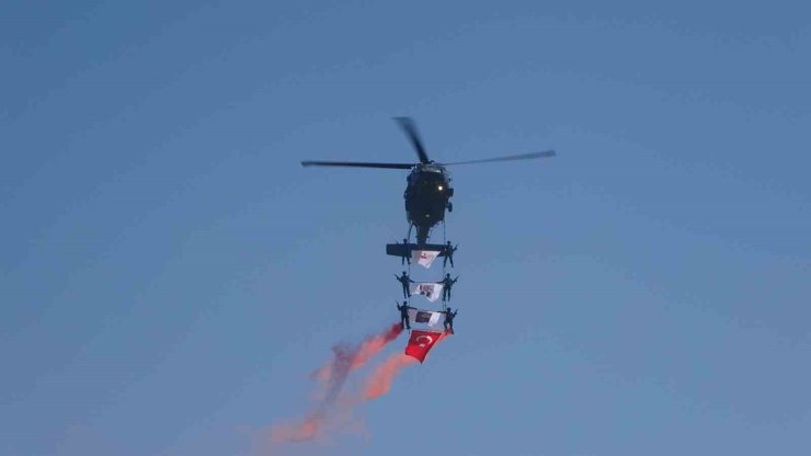 Malazgirt’te jandarma helikopterlerinin gösterisi nefes kesti