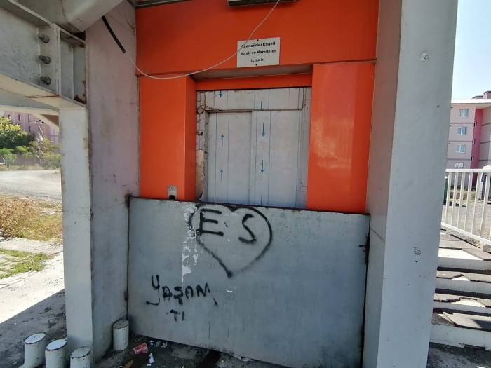 engelli-asansoru-kapali-ust-gecit-engellilerin-onunde-engel-oldu-1.jpg