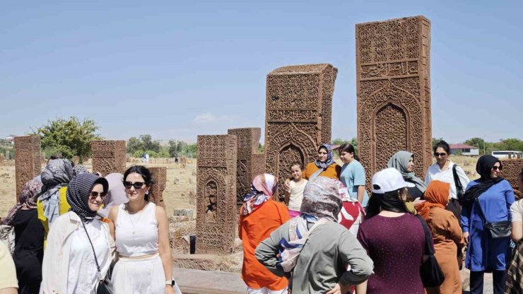 Ahlat Selçuklu Meydan Mezarlığı ziyaretçi akınına uğradı
