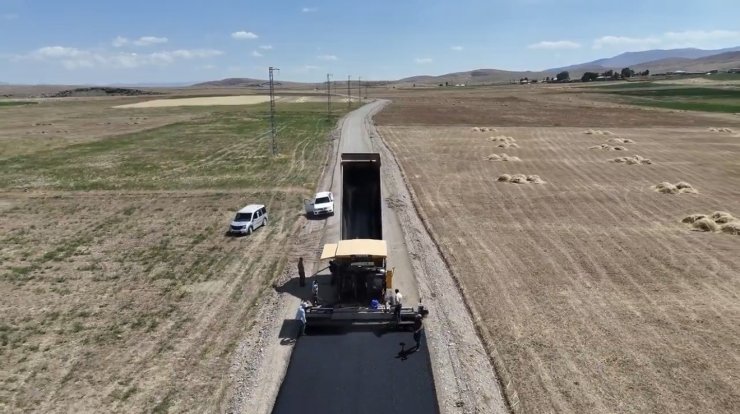 Ağrı’da, köylerde yol ve altyapı çalışmaları sürüyor