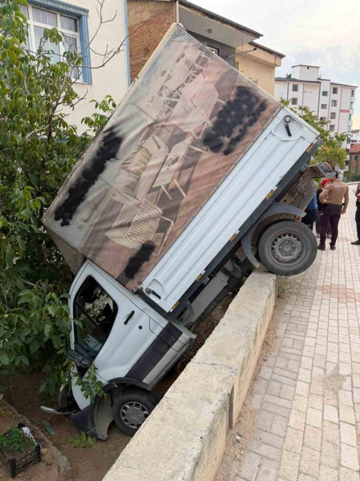 Kamyonet bahçeye uçtu: 1 yaralı