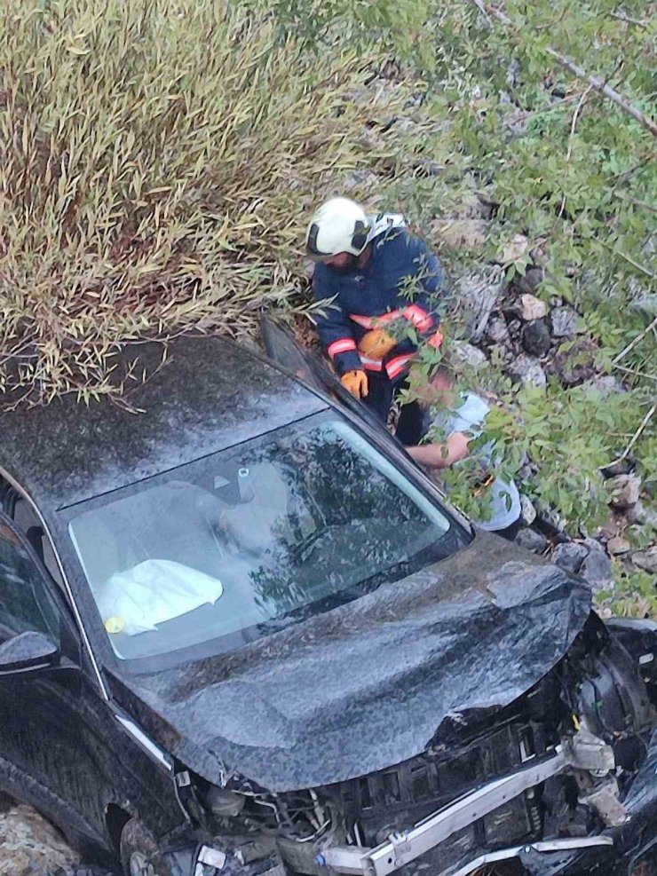 Elazığ’da otomobil şarampole yuvarlandı: 1 yaralı