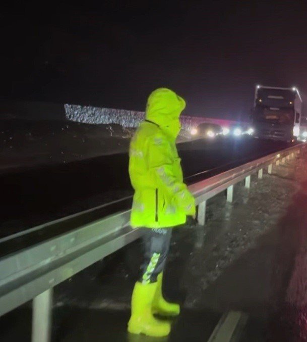 Erzincan-Sivas kara yolu heyelan sonrası yeniden ulaşıma açıldı