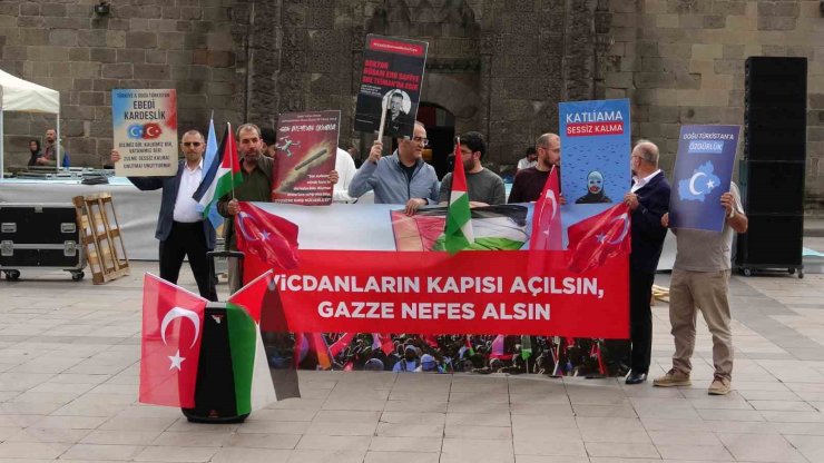 Sağlık çalışanları Gazze için yürüdü