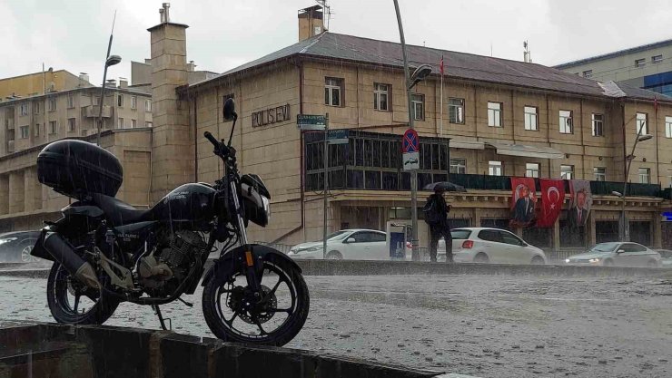 Erzurum yağmur ve dolu etkili oldu