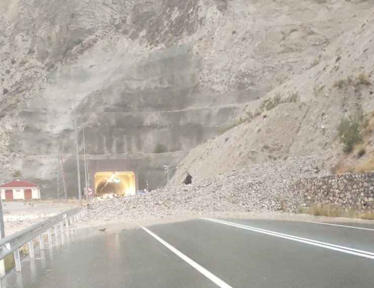 Oltu-Artvin yolu sağanak nedeniyle trafiğe kapandı