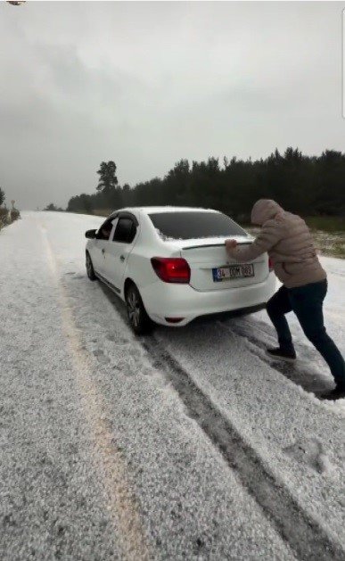 Kars’ta Ağustos ayında kış sürprizi! Sarıkamış beyaza büründü, araçlar yollarda mahsur kaldı