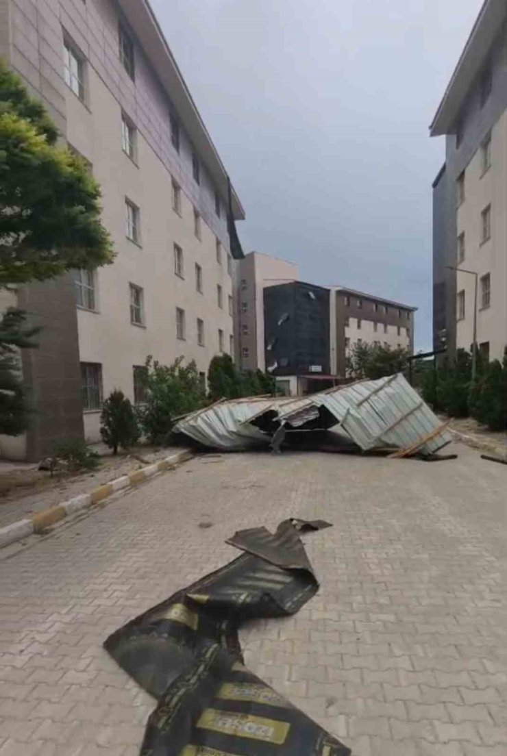Van’da fırtına çatıları uçurdu