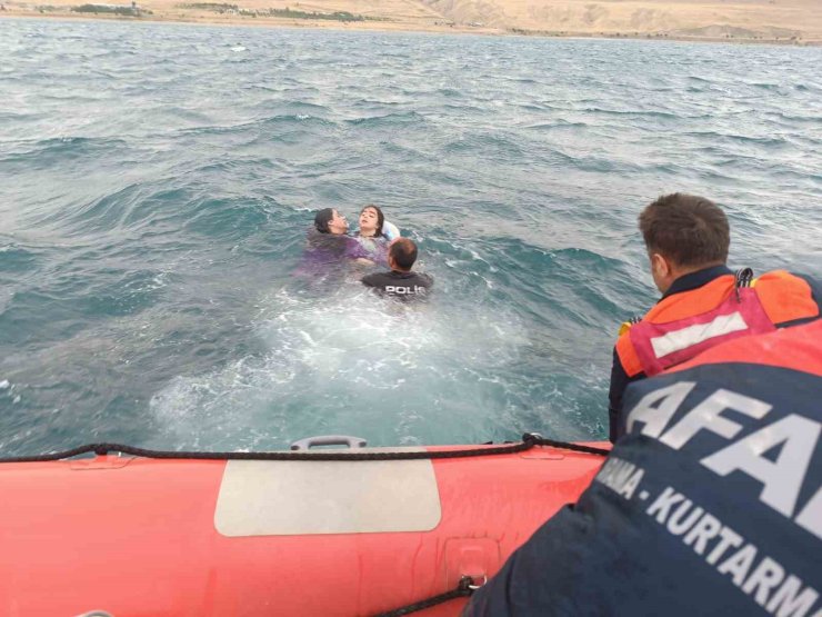 Van Gölü’nde can simidiyle açılan 3 kişi mahsur kaldı