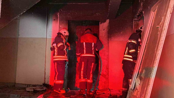 Elazığ’da metruk binada yangın