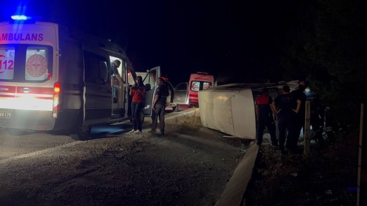 Erzincan’da bal yüklü minibüs devrildi: 3 yaralı
