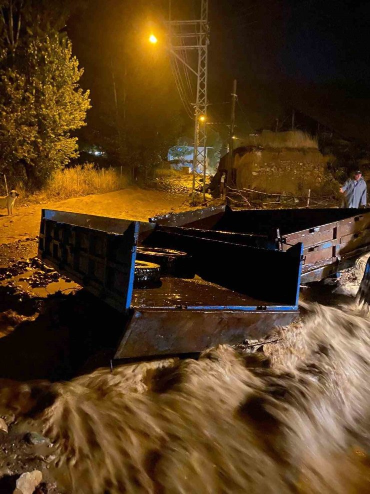 Erzincan’da sağanak yağış Saraycık köyünde taşkına neden oldu