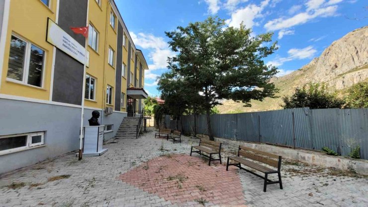 Kemaliye’de onarılmayan okul istinat duvarı tehlike oluşturuyor