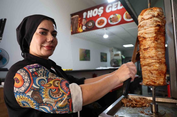 Elazığ’da iki çocuk annesi kadın girişimci, döner tezgahının başına geçti