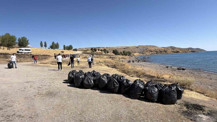 Van Gölü kıyısında temizlik seferberliği: 100 kişi katıldı, 4 ton çöp toplandı
