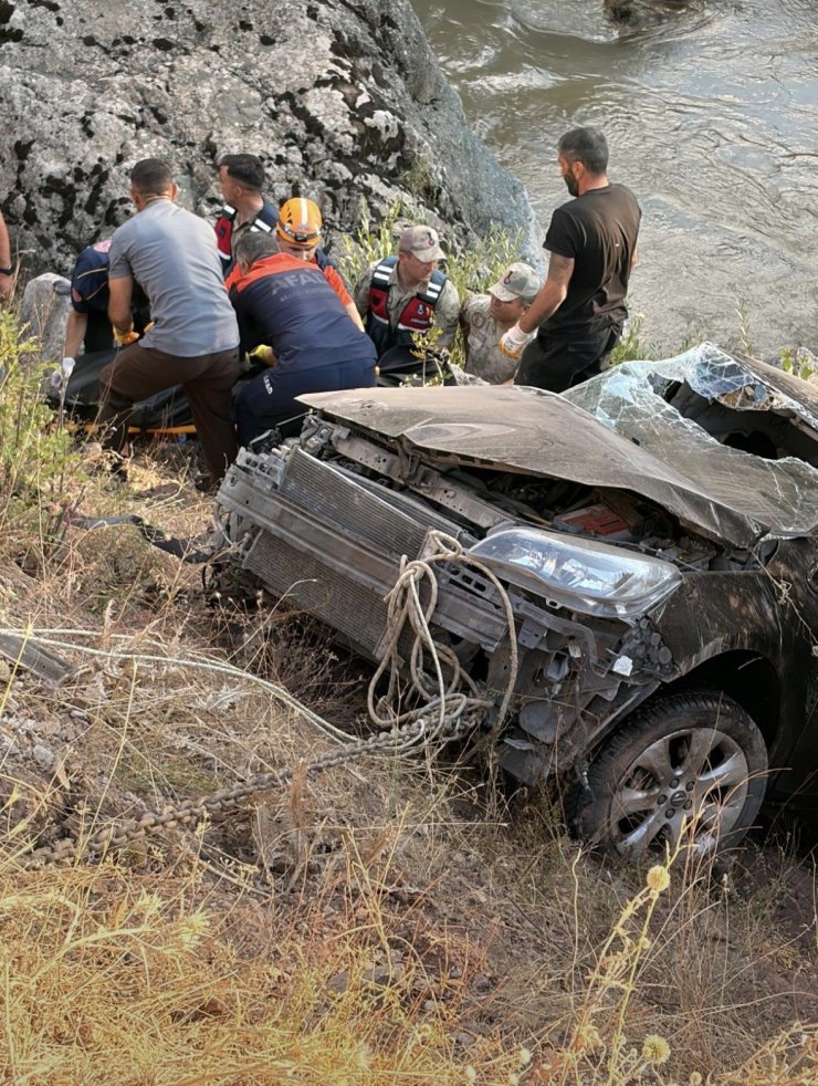 Bingöl’de araç dereye uçtu: 1 ölü, 4 yaralı