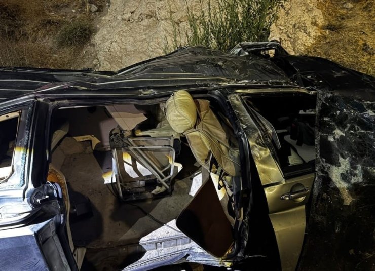 Van’da otomobil dere yatağına uçtu: 1 ölü, 1 yaralı