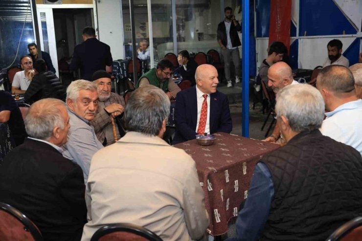 Başkan Sekmen çalışmaları yerinde inceledi, vatandaşla çay içip sohbet etti