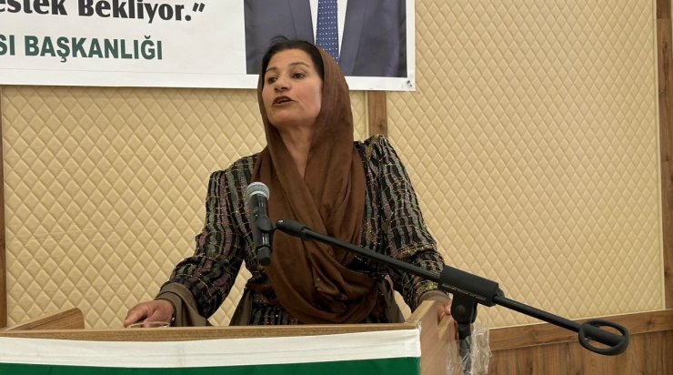 Fistan giyip kürsüye çıkan kadın çiftçi, kadınların yaşadığı sıkıntıları anlattı